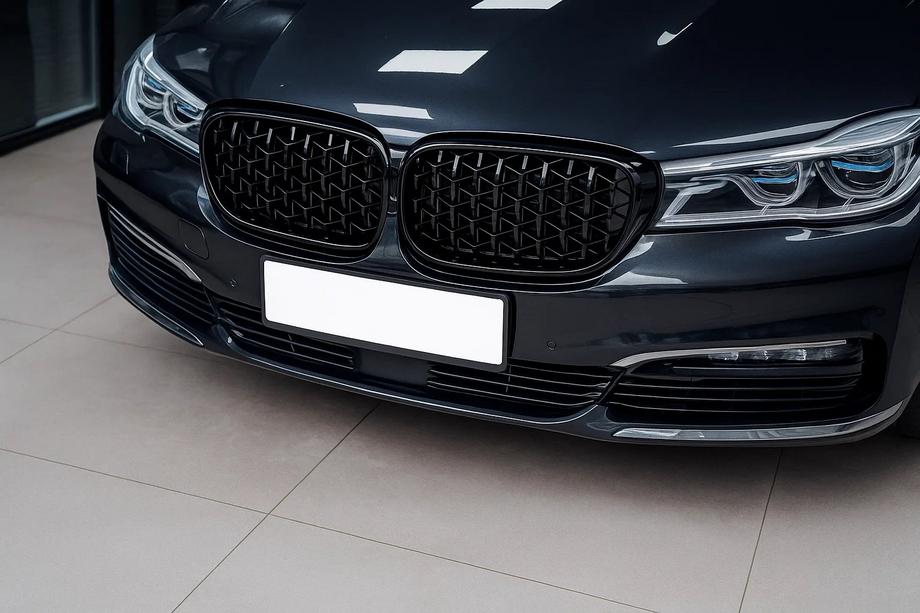 BMW 7-serien G11/G12 2015–2022 Diamond Black njurgrillar (2016-2019, svart högglans) Image