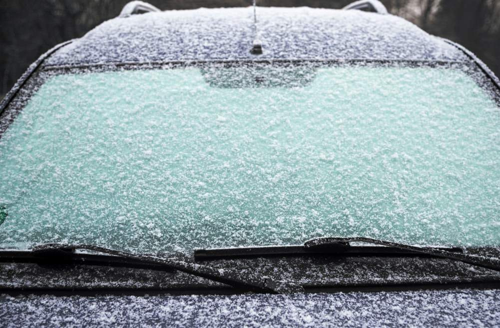 Vad gör du om vindrutetorkarna frusit fast: Snabba och säkra lösningar