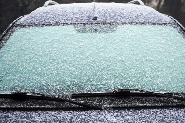 Vad gör man om vindrutetorkarna har frusit fast på rutan: snabba och säkra lösningar Foto 1
