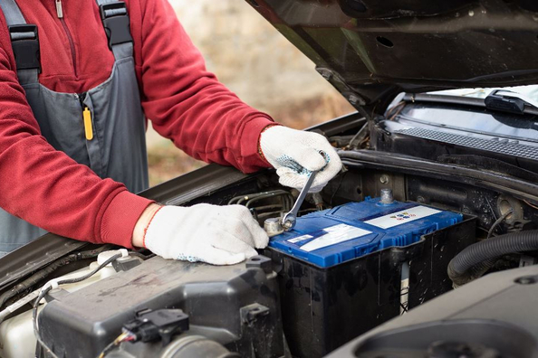 Så förbereder du bilbatteriet inför frost: förberedelseguide
