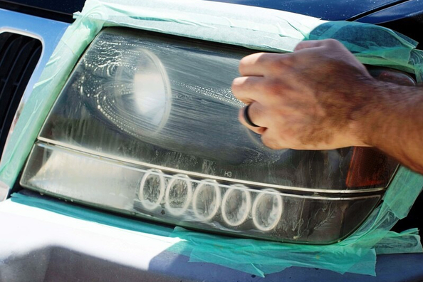 Strålkastarrenovering: går det att återställa plastens klarhet utan professionell polering? Foto 1