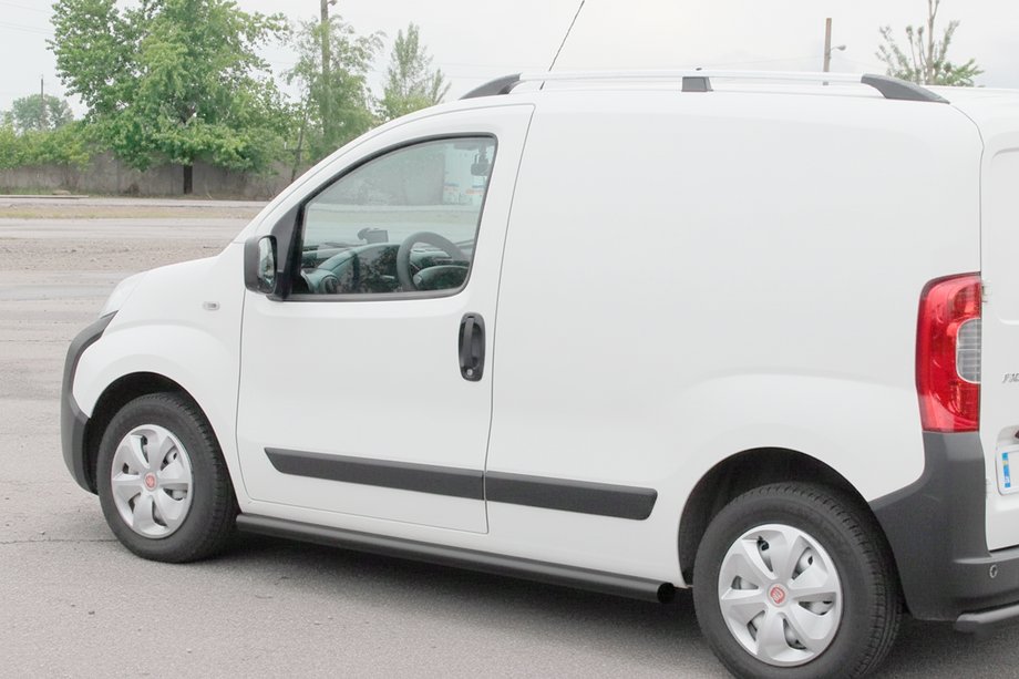 Fiat Fiorino/Qubo 2008–2024 Sidorör Ø60 Black (2 st, rostfritt stål) Image