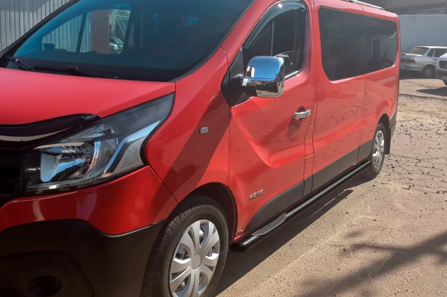 Renault Trafic 2001–2015 Sidorör BB002 Black (2 st, rostfritt stål) 70 mm, kort hjulbas Foto 4
