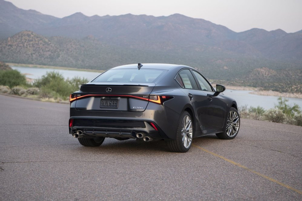 Lexus IS 500: kraftfull sportsedan med atmosfärisk V8 Foto 4