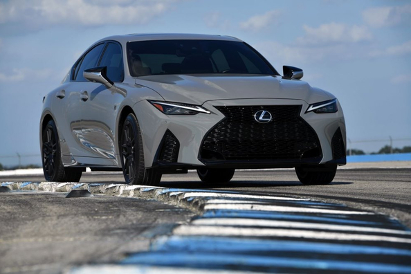Lexus IS 500: kraftfull sportsedan med atmosfärisk V8 Foto 1