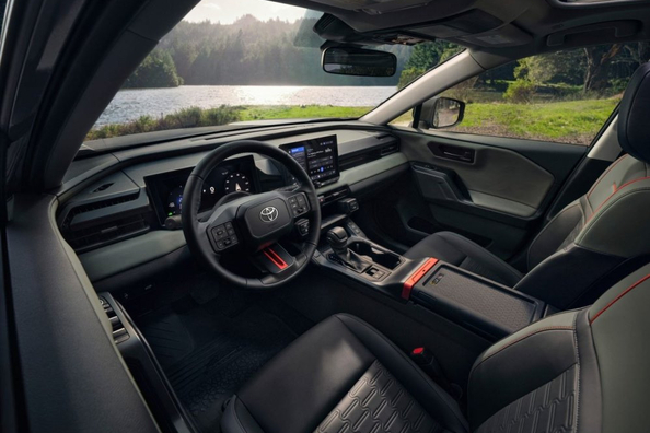 Test av Toyota RAV4 Woodland: äventyrsinriktad crossover med hybriddrift Foto 6