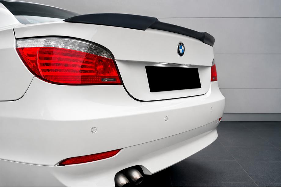 BMW 5-serien E60/E61 2003–2010 M4-Style V-2 spoiler (svart högglans) Image