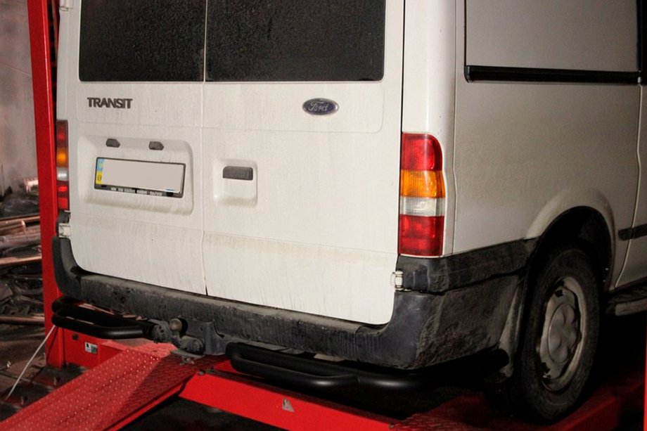 Ford Transit 2000–2014 Bakre skyddsbåge med insteg AK-Special Black (rostfritt stål) Image