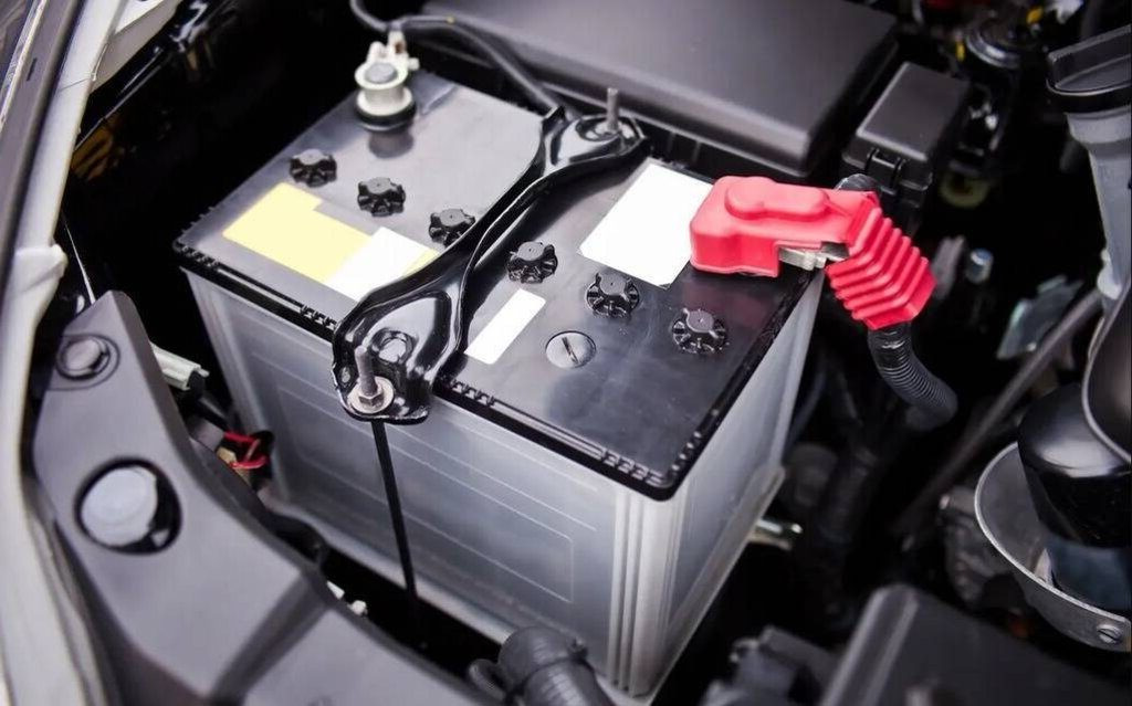 Varför laddas bilbatteriet ur? Vanliga orsaker och lösningar