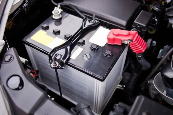 Varför laddas bilbatteriet ur? Vanliga orsaker och lösningar