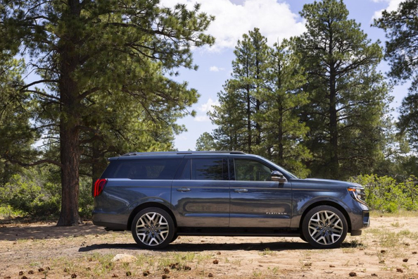 Test av Ford Expedition MAX: fullstor SUV för den stora familjen och långa resor Foto 2