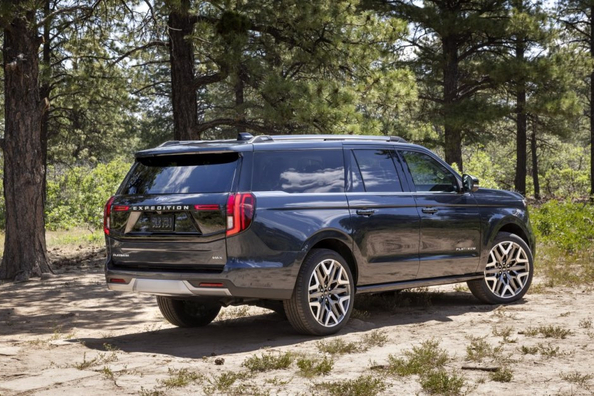 Test av Ford Expedition MAX: fullstor SUV för den stora familjen och långa resor Foto 3