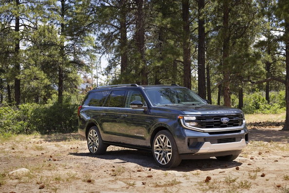 Test av Ford Expedition MAX: fullstor SUV för den stora familjen och långa resor Foto 1