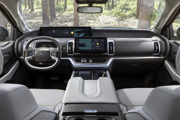 Test av Ford Expedition MAX: fullstor SUV för den stora familjen och långa resor Foto 4