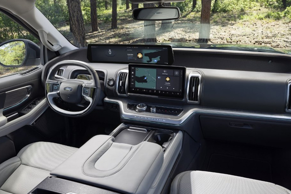 Test av Ford Expedition MAX: fullstor SUV för den stora familjen och långa resor Foto 5