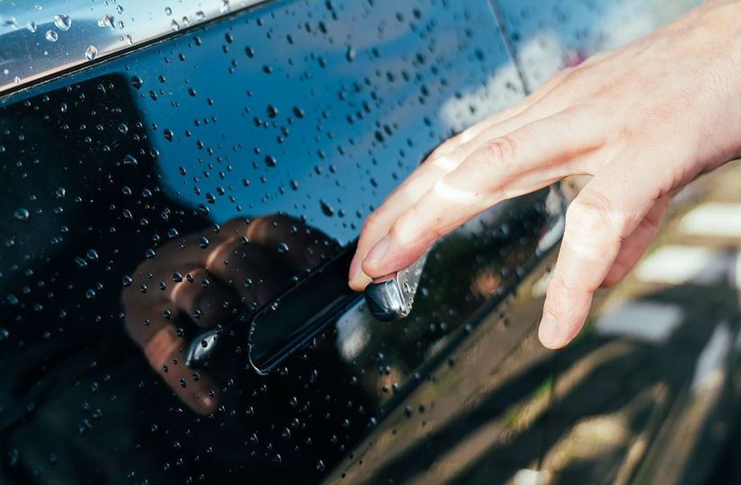 Varför bilen ger stötar: orsaker och enkelt skydd