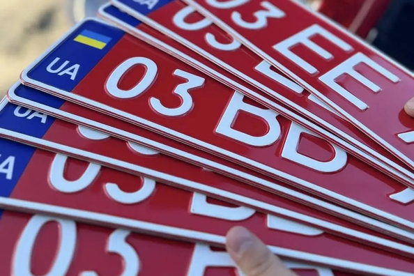 Varför har bilar röda registreringsskyltar? Förklaring