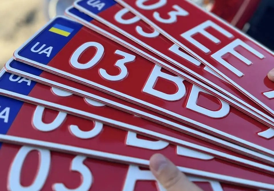 Varför har bilar röda registreringsskyltar? Förklaring