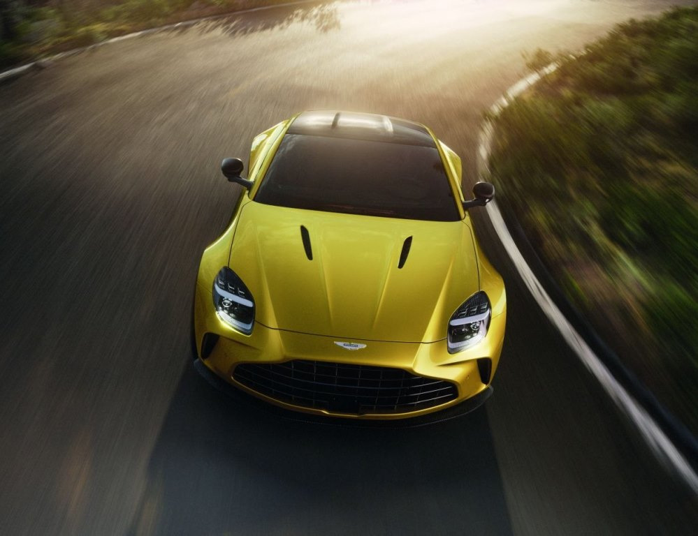 Test av den brittiska sportbilen Aston Martin Vantage 2025