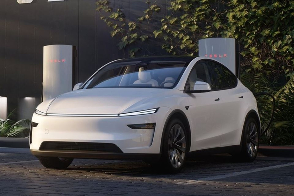 Tesla Model Y (Juniper 2025): test av den uppdaterade elcrossovern