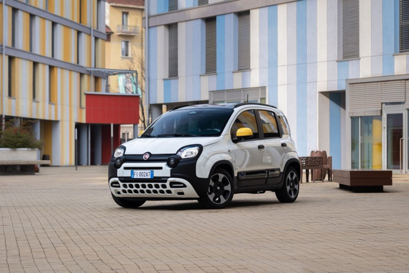 Test av Fiat Pandina: uppdaterad stads-halvkombi med mildhybrid