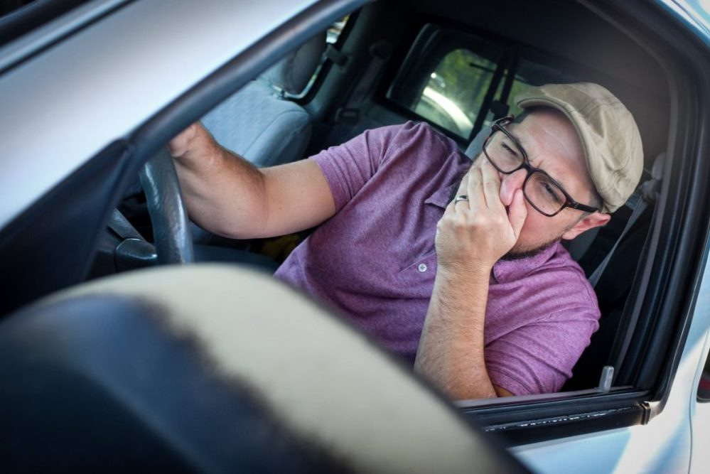 Varför luktar det avgaser i bilen?