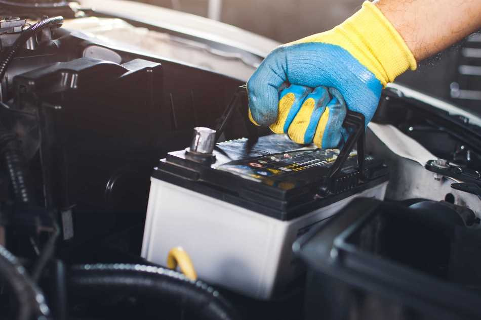Så monterar du ett bilbatteri korrekt: steg för steg