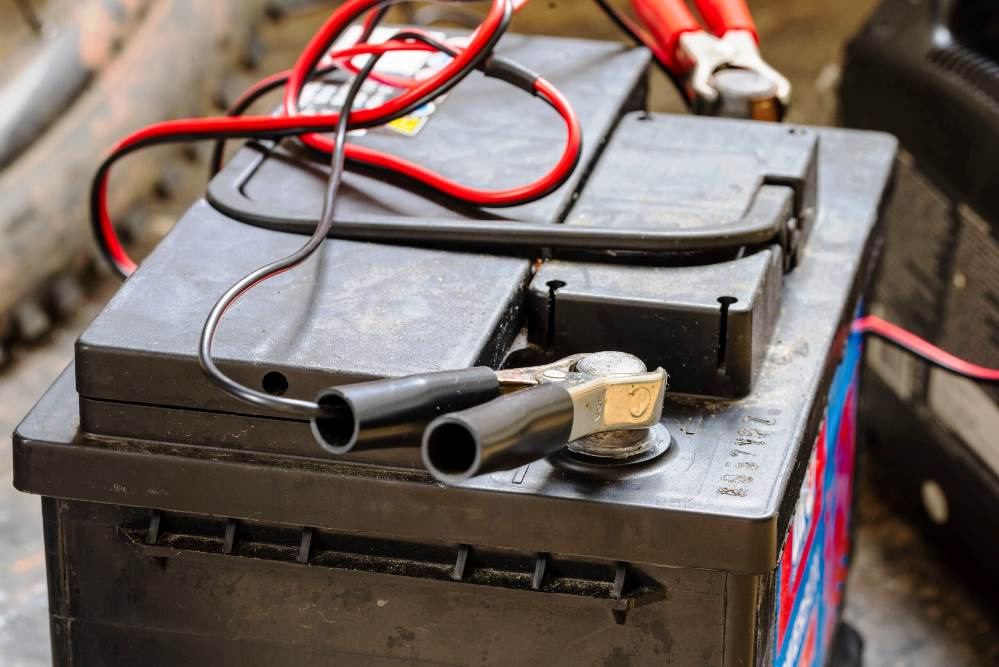 Så laddar du bilbatteriet