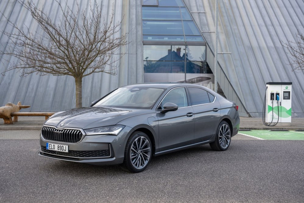 Skoda Superb iV: genomgång av hybridversionen för 2026