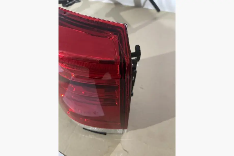 Toyota Land Cruiser 200 2007–2021 B-sortering Baklyktor 2016-2021 (OEM-standard) Vänster yttre baklykta (på skärm) (sprucken) Foto 2
