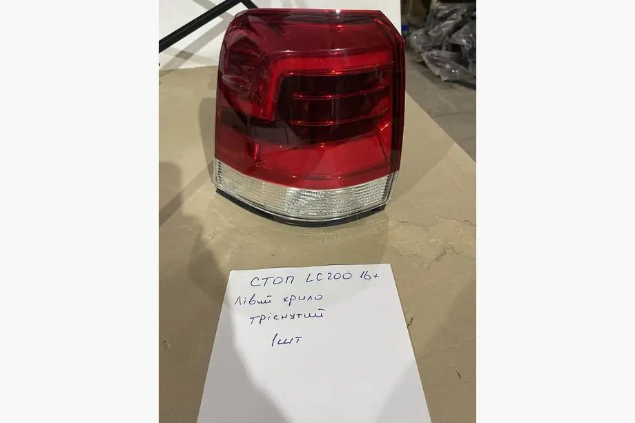 Toyota Land Cruiser 200 2007–2021 B-sortering Baklyktor 2016-2021 (OEM-standard) Vänster yttre baklykta (på skärm) (sprucken) Foto 1