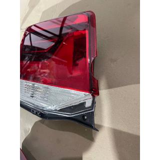 B-v​​ara Bakre vänster innerbaklykta 2016-2021 (OEM-standard) (för baklucka) (sprucken) Toyota Land Cruiser 200 2007–2021 foto 2