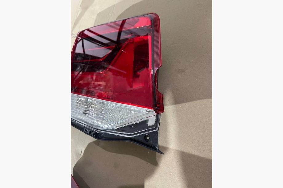Toyota Land Cruiser 200 2007–2021 B-v​​ara Bakre vänster innerbaklykta 2016-2021 (OEM-standard) (för baklucka) (sprucken) Foto 2