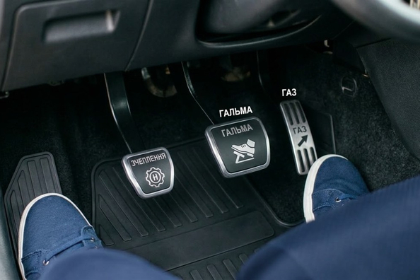 Pedalernas placering i bilen: enkel guide för nybörjare