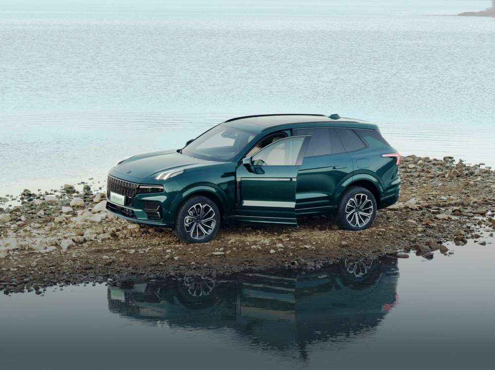 Test av den kraftfulla premium-crossovern Lynk & Co 09