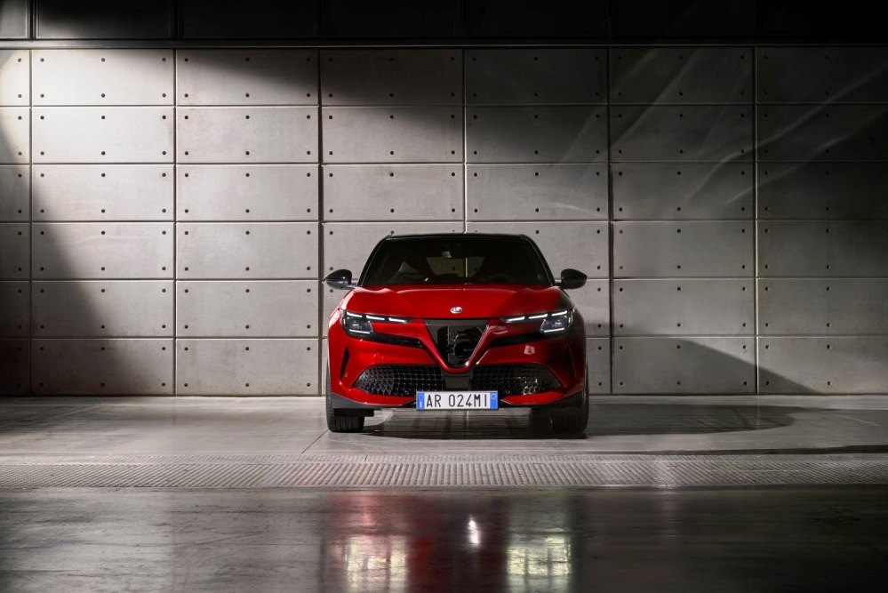 Test av Alfa Romeo Junior (2025): hybrid och elcrossover i en bil