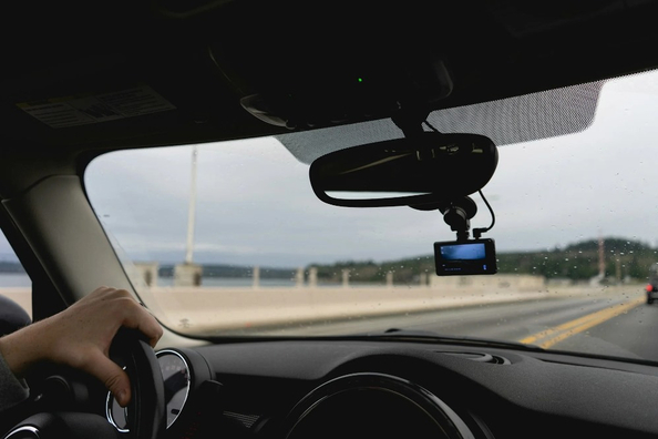 Dashcam i bilen: så väljer du en pålitlig vittne på vägen
