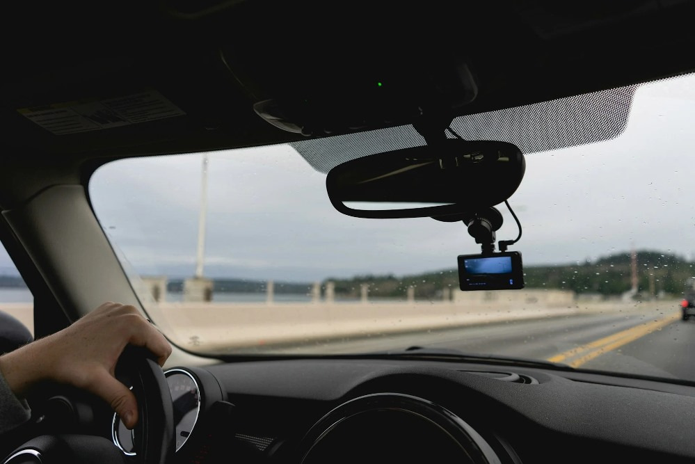 Dashcam i bilen: så väljer du en pålitlig vittne på vägen