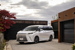 Lexus LM 500h: lyxig hybrid-minibuss för VIP-transporter foto 1