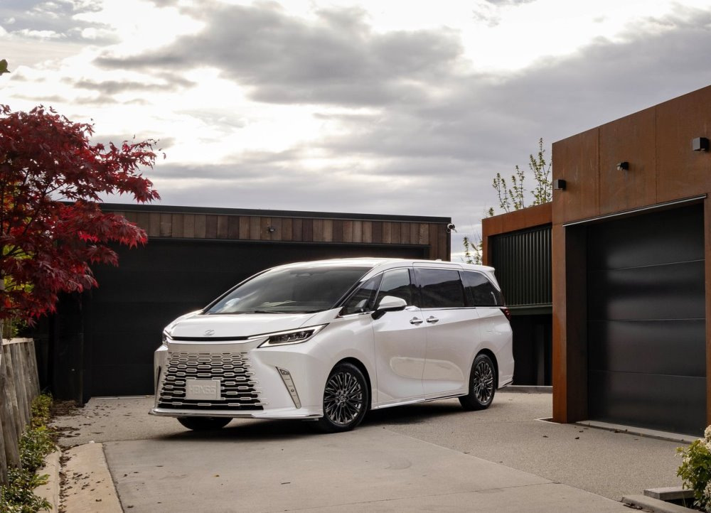 Lexus LM 500h: lyxig hybrid-minibuss för VIP-transporter