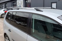 Volkswagen Touran 2010–2015 Kromade takrails Monteringsfötter i metall foto 1