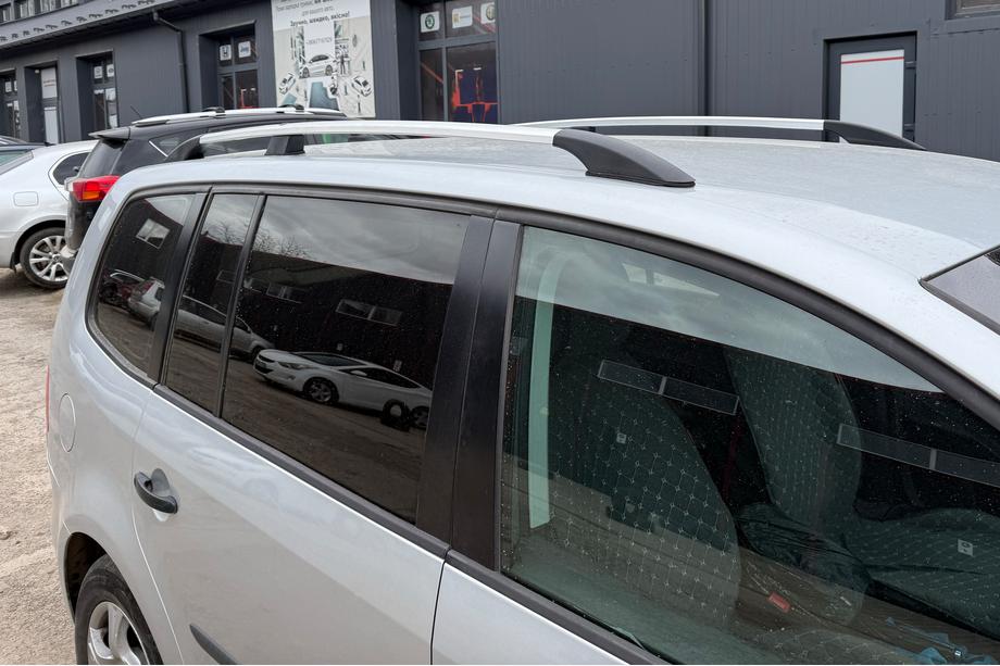 Volkswagen Touran 2010–2015 Kromade takrails Monteringsfötter i metall Image