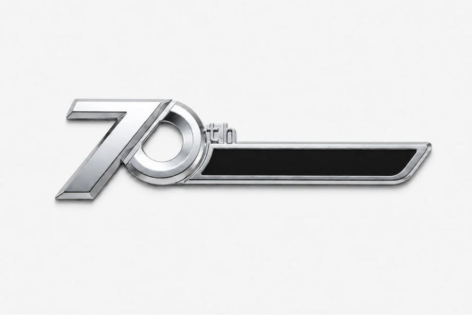 Toyota Emblem Toyota 70 år (22 cm x 6,3/2,5 cm) Image