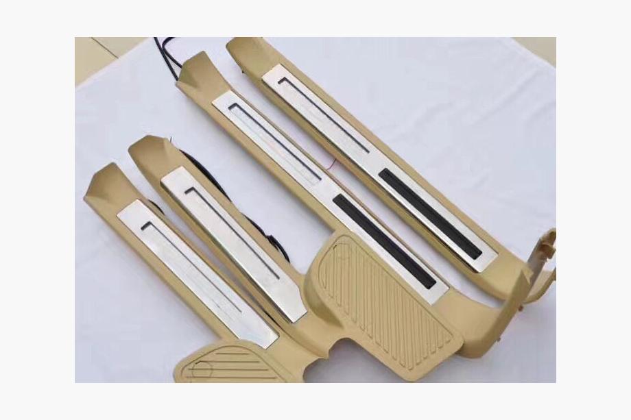 Toyota Land Cruiser 200 2007–2021 Plasttröskelskydd med belysning (beige) Foto 2