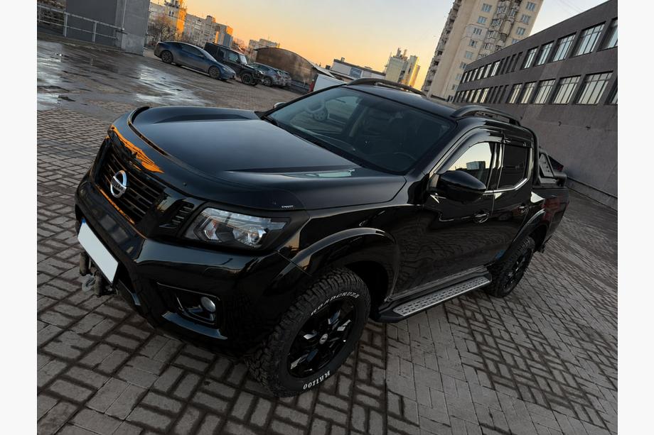 Nissan Navara/NP300 2016– Svarta OEM takrails (ABS-plast, montering med lim) Image