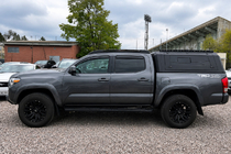 Toyota Tacoma 2015–2023 Svarta OEM takrails (aluminium) foto 2