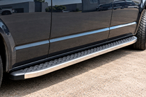 Volkswagen T5 Caravelle 2004–2010 Sidosteg BlackLine (2 st, aluminium) Kort hjulbas foto 1