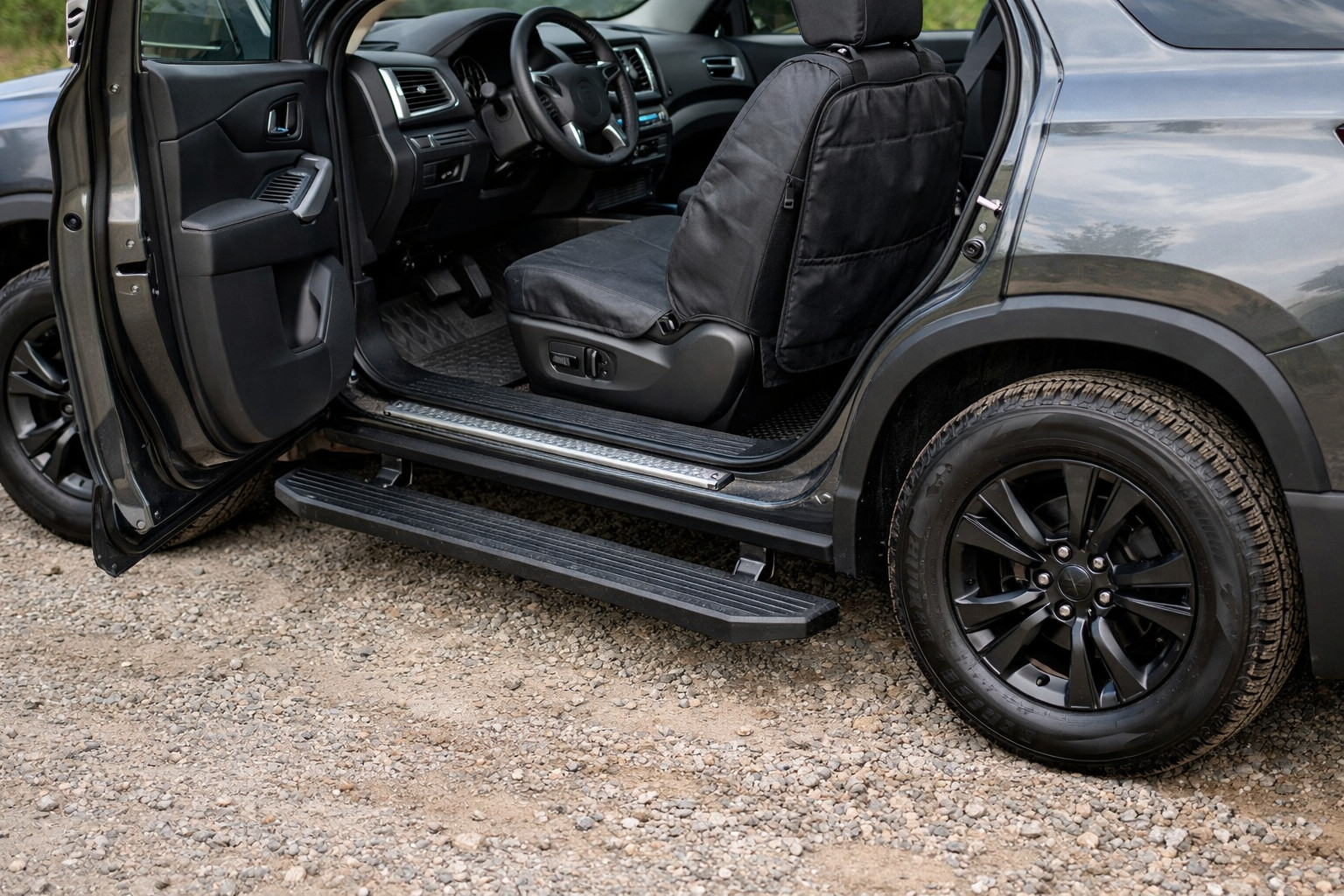 Vad monterar man på en hög SUV för enklare insteg och renare kläder