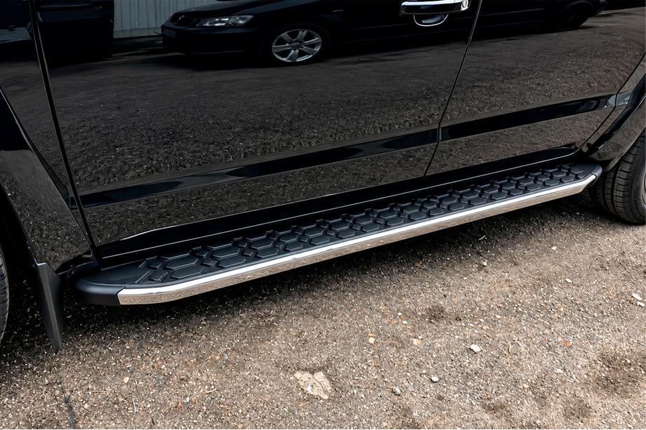 Volkswagen Amarok 2010–2022 Sidosteg BlackLine (2 st, aluminium) Image