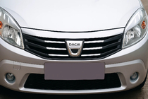 Dacia Sandero 2007–2013 Frontgrill-list (rostfritt stål) foto 1